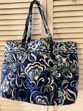 Vera Bradley XLarge Tote bag in the Mediterranean Blue Paisley pattern